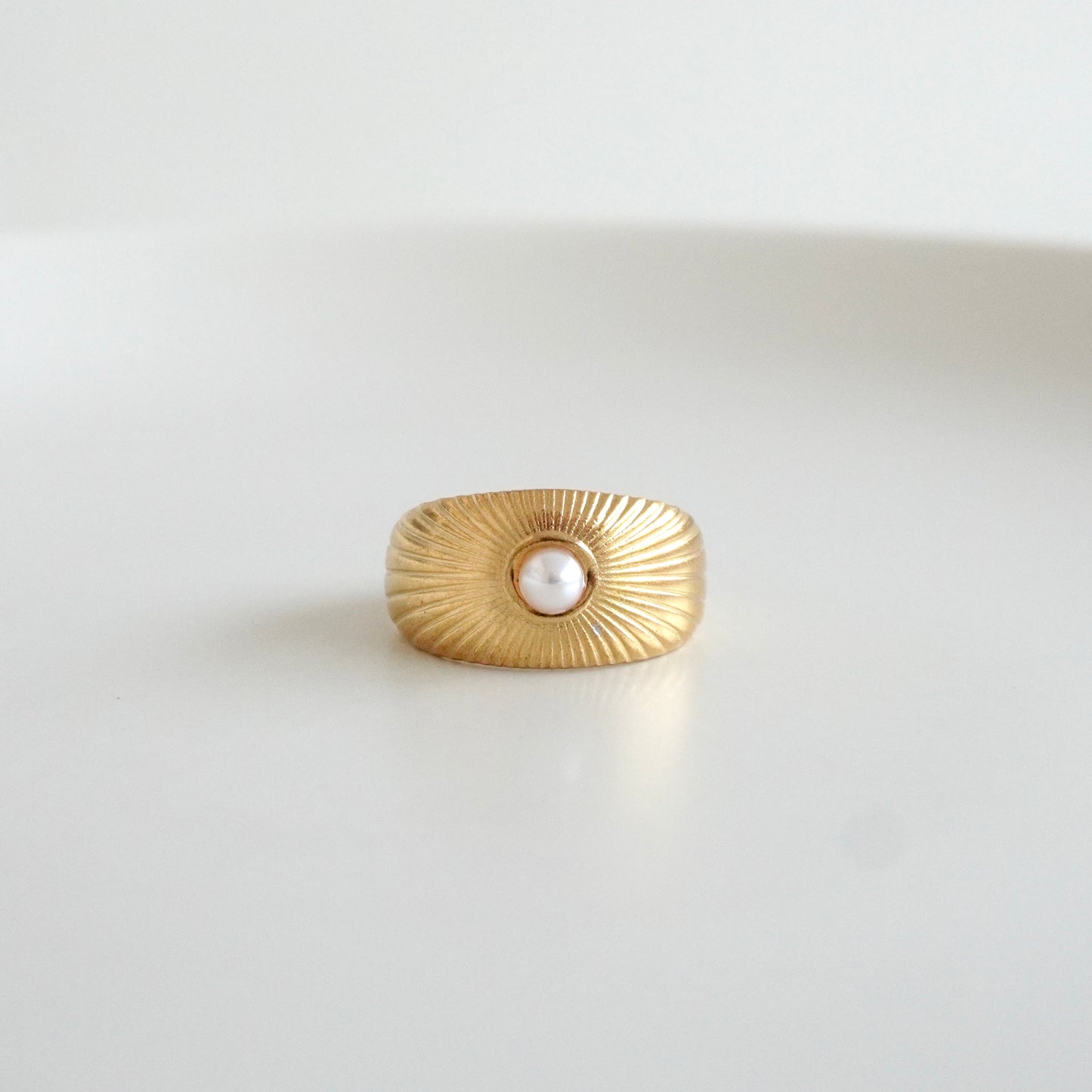 Anillo texturizado con perla al centro