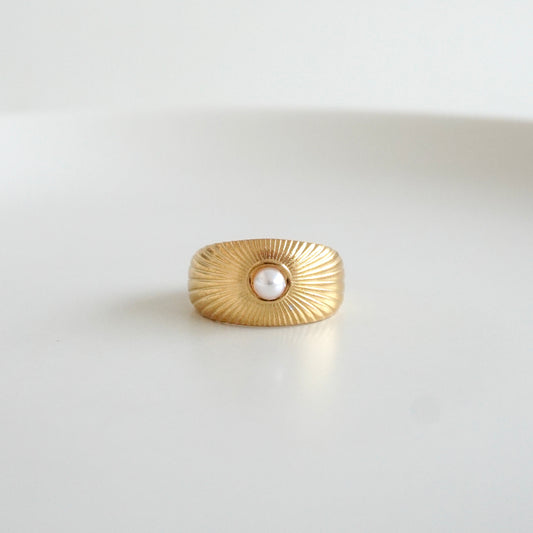 Anillo texturizado con perla al centro