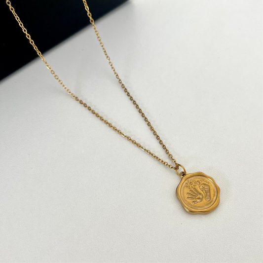 Cadena con dije de huellas