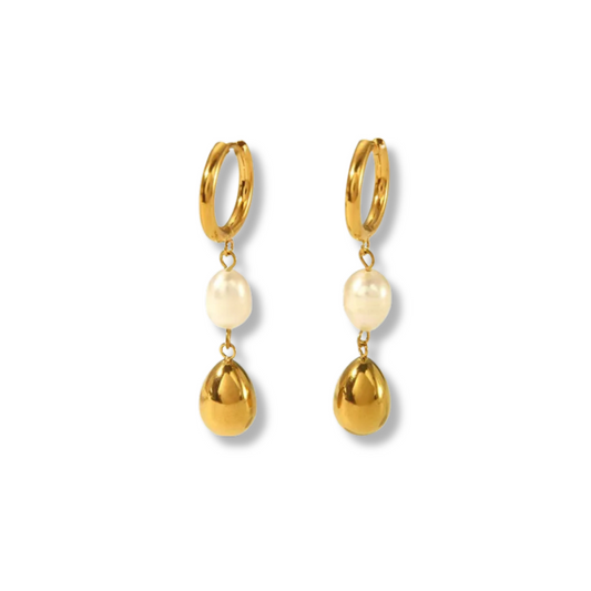 Huggies de perla de rio y esfera dorada