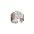 Anillo con textura rugosa plateado