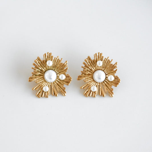 Aretes flor irregular con perlas