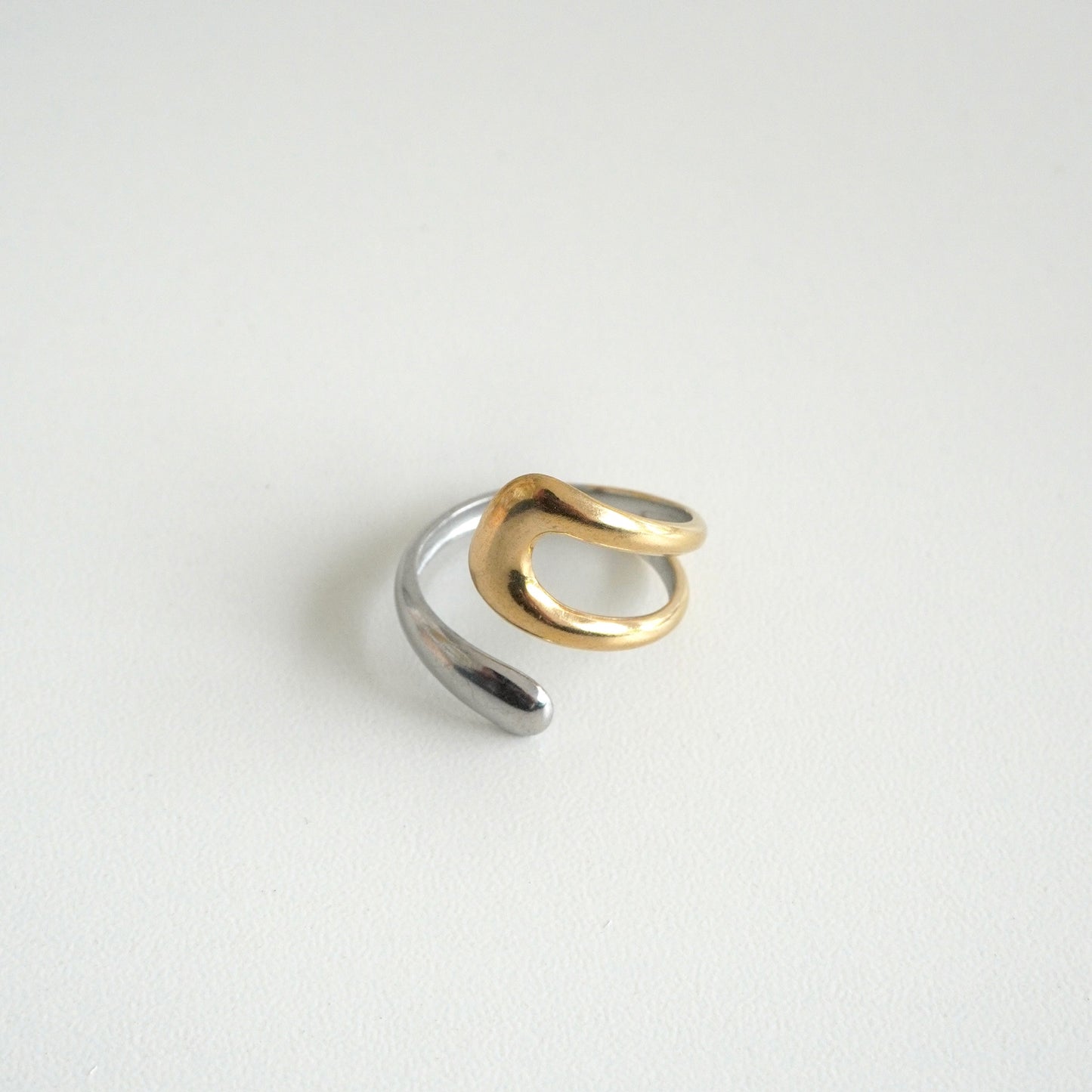 Anillo asimétrico abierto bicolor