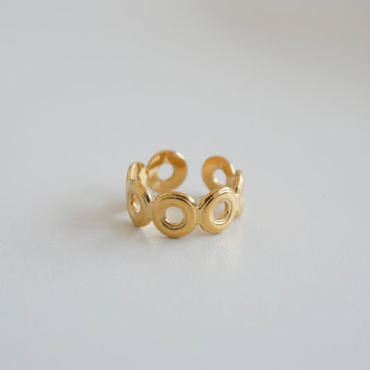Anillo dorado con círculos huecos