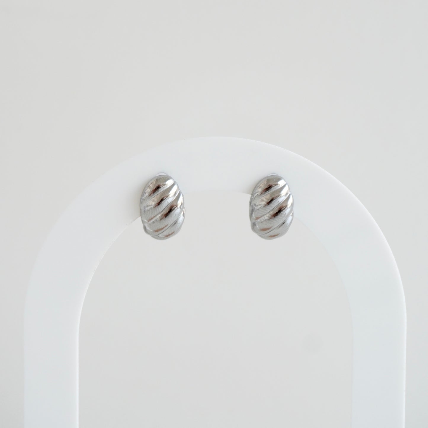 Aretes mini textura croissant plateado